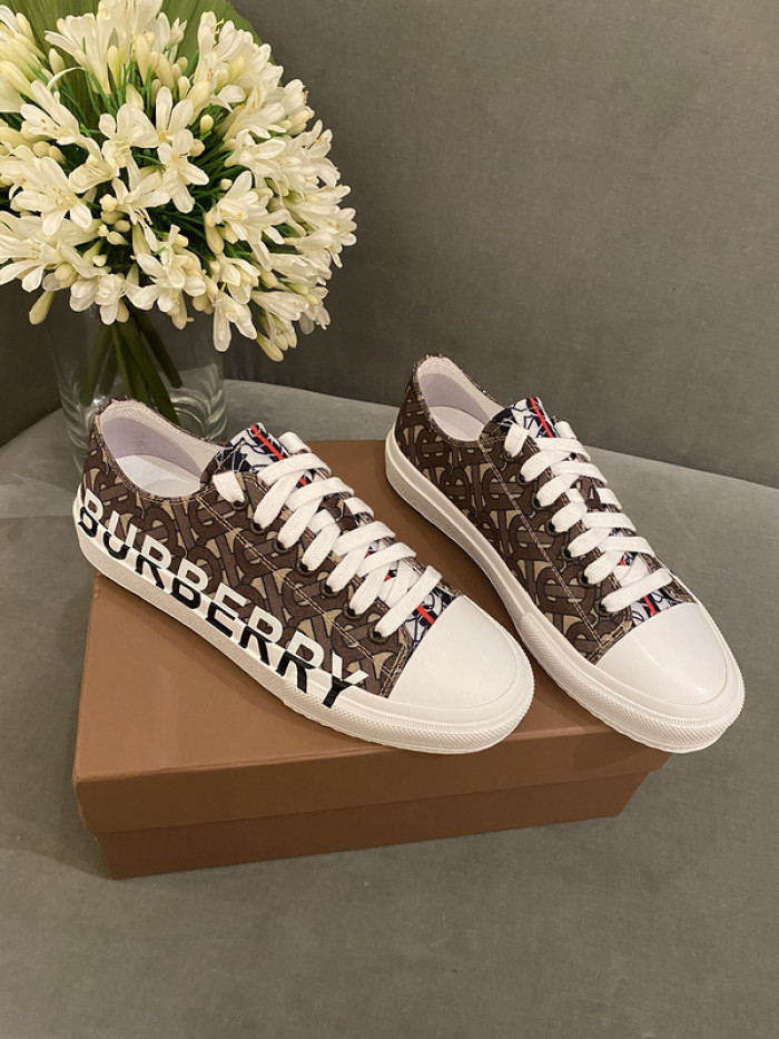 bur*berry sneakers
