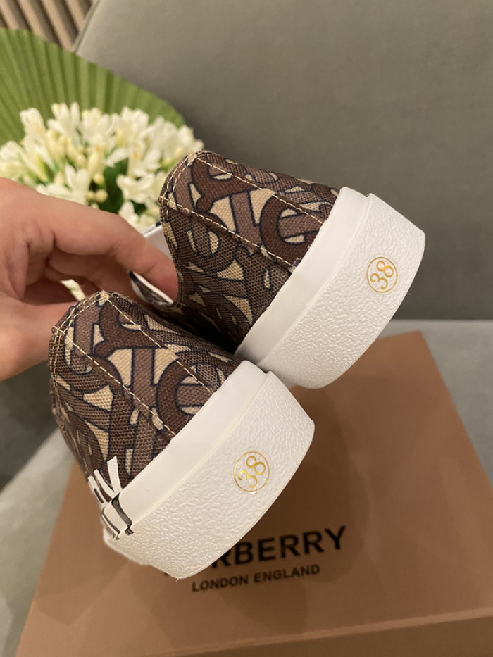 bur*berry sneakers