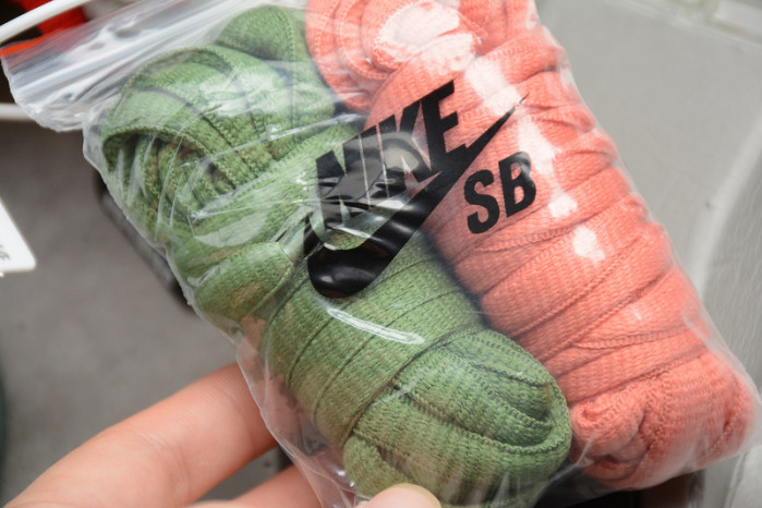 nike sb dunk high strawberry cough cw7093-600