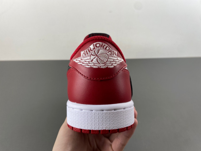 Travis Scott x Air Jordan 1 Low OG "Chicago"