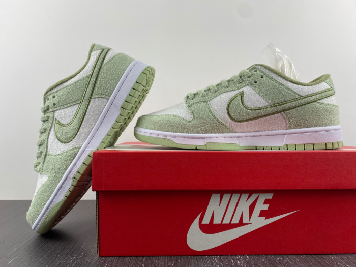 nike dunk low se fleece pack honeydew dq7579-300