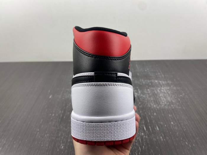 air jordan 1 mid gym red black toe dq8426-106