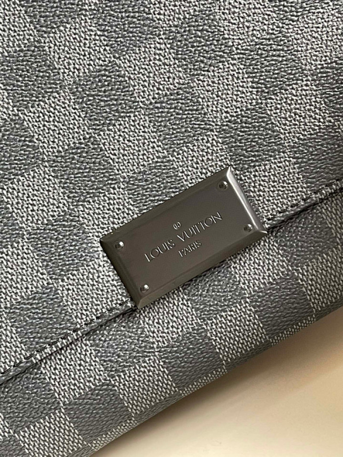 L1VV DISTRICT PM MESSENGER BAG-26 x 20 x 7 cm