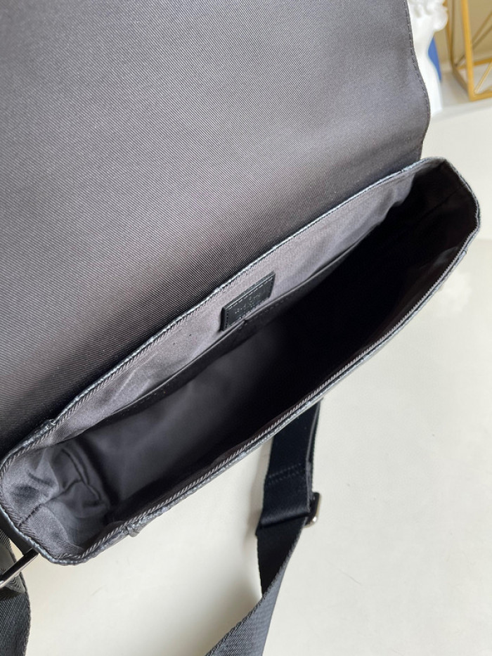 L1VV MESSENGER BAG-26 x 20 x 7 cm