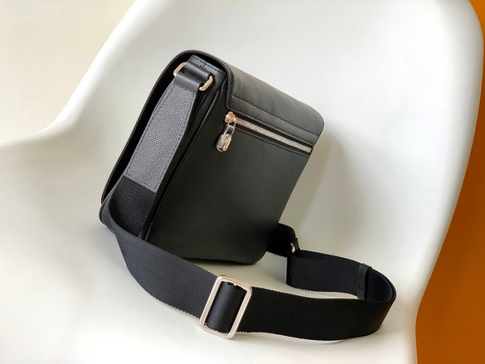 L1VV MESSENGER BAG-25*22*7cm