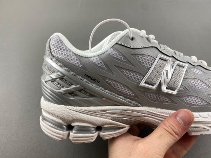 New Balance 1906W Silver Metallic U1906WFE