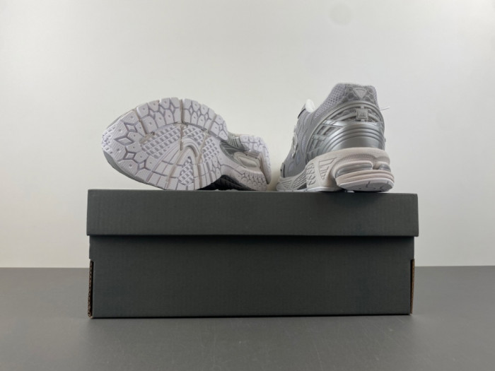 New Balance 1906W Silver Metallic U1906WFE